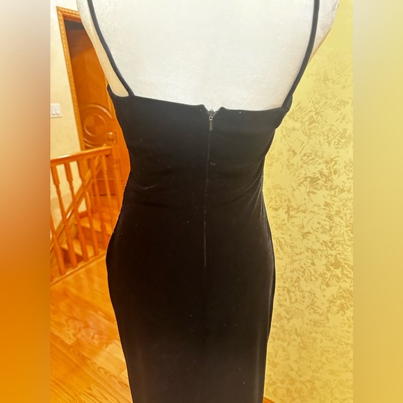 Elegant Black Evening Dress - Picture 6 of 9